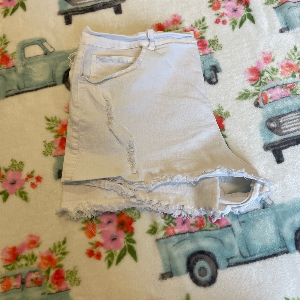 White frayed stretchy jeans shorts